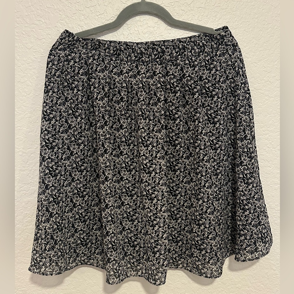 H&M Black & White Floral Skirt – Size M